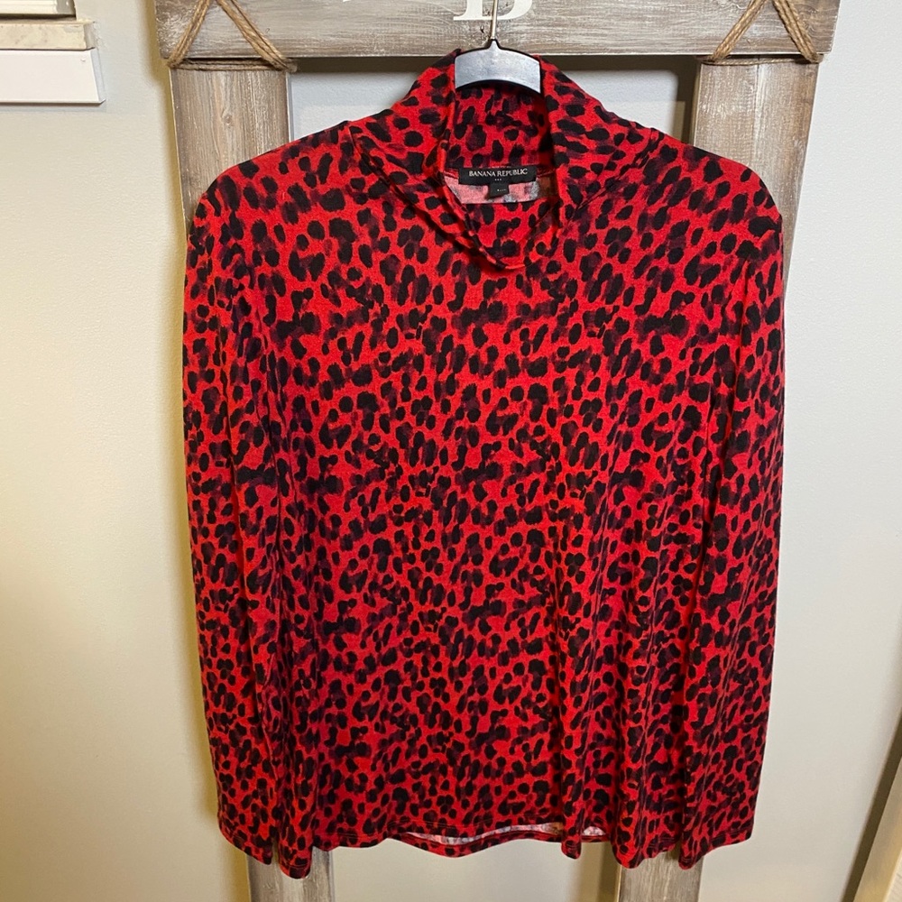 Banana Republic Red and Black Print Long Sleeve Turtle Neck | Size L
